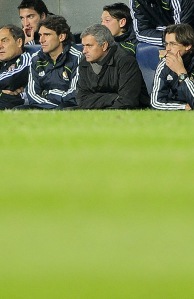 Mourinho, escondido en el banquillo